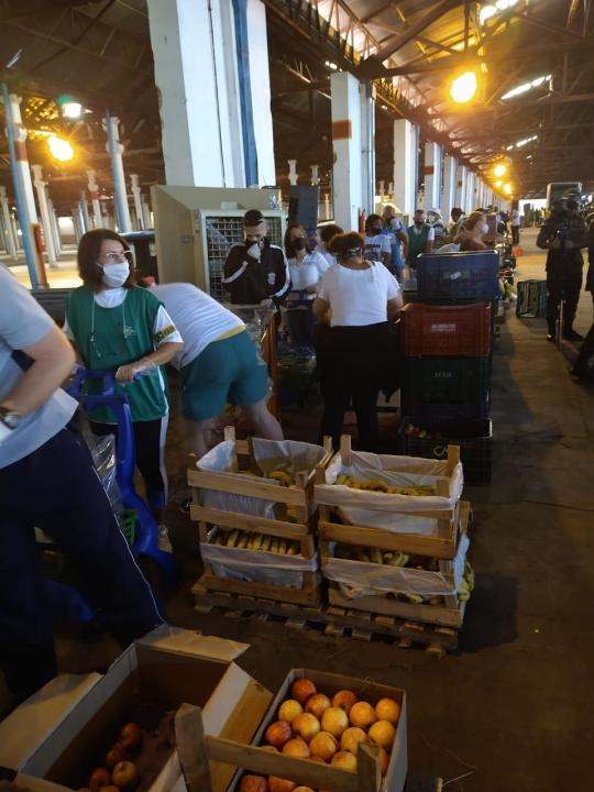 Foto 15 de 15 — Voluntários começam a separação de alimentos; entenda como será a distribuição